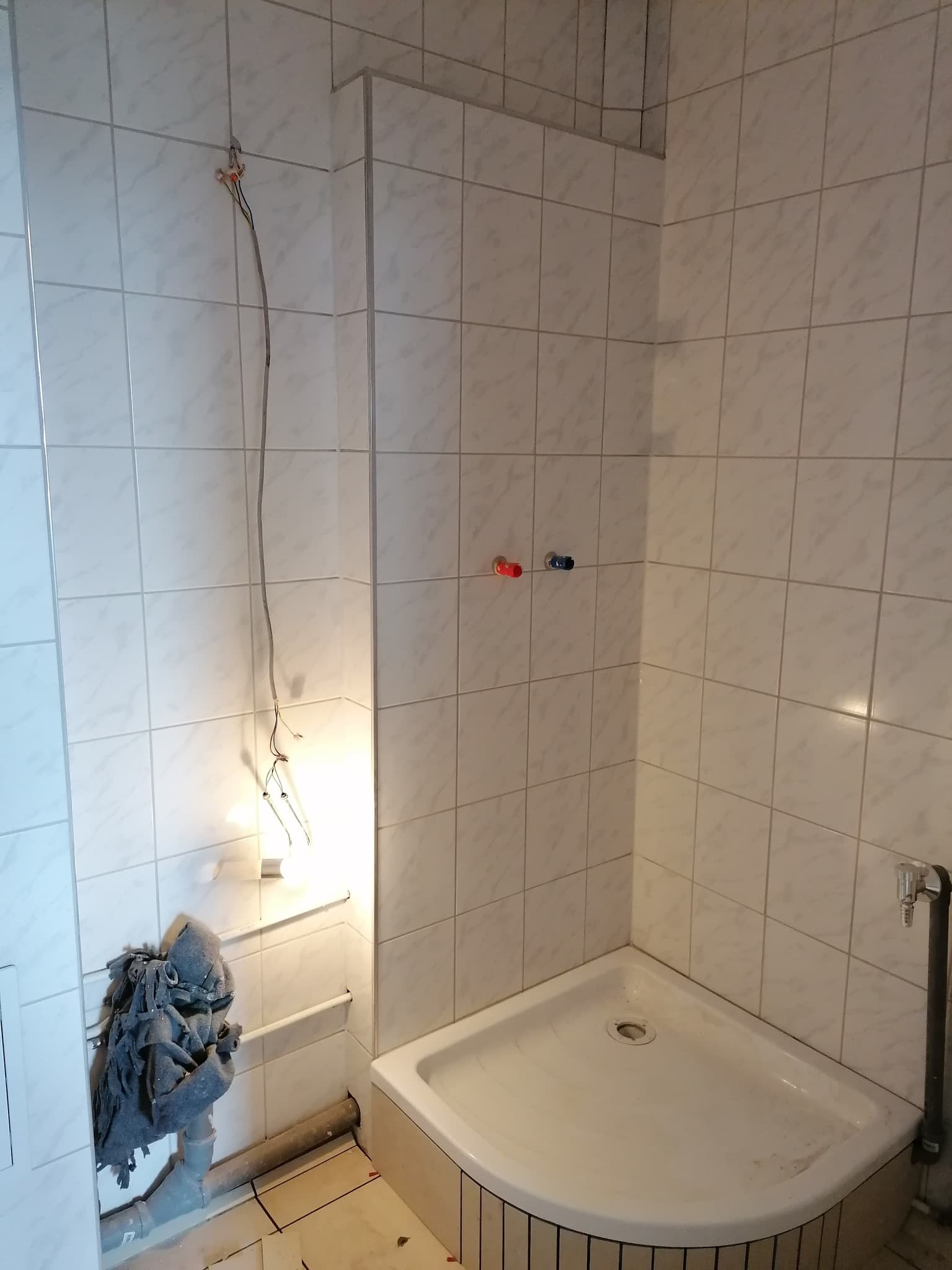 Modern, nagylapos fürdőszoba burkolás