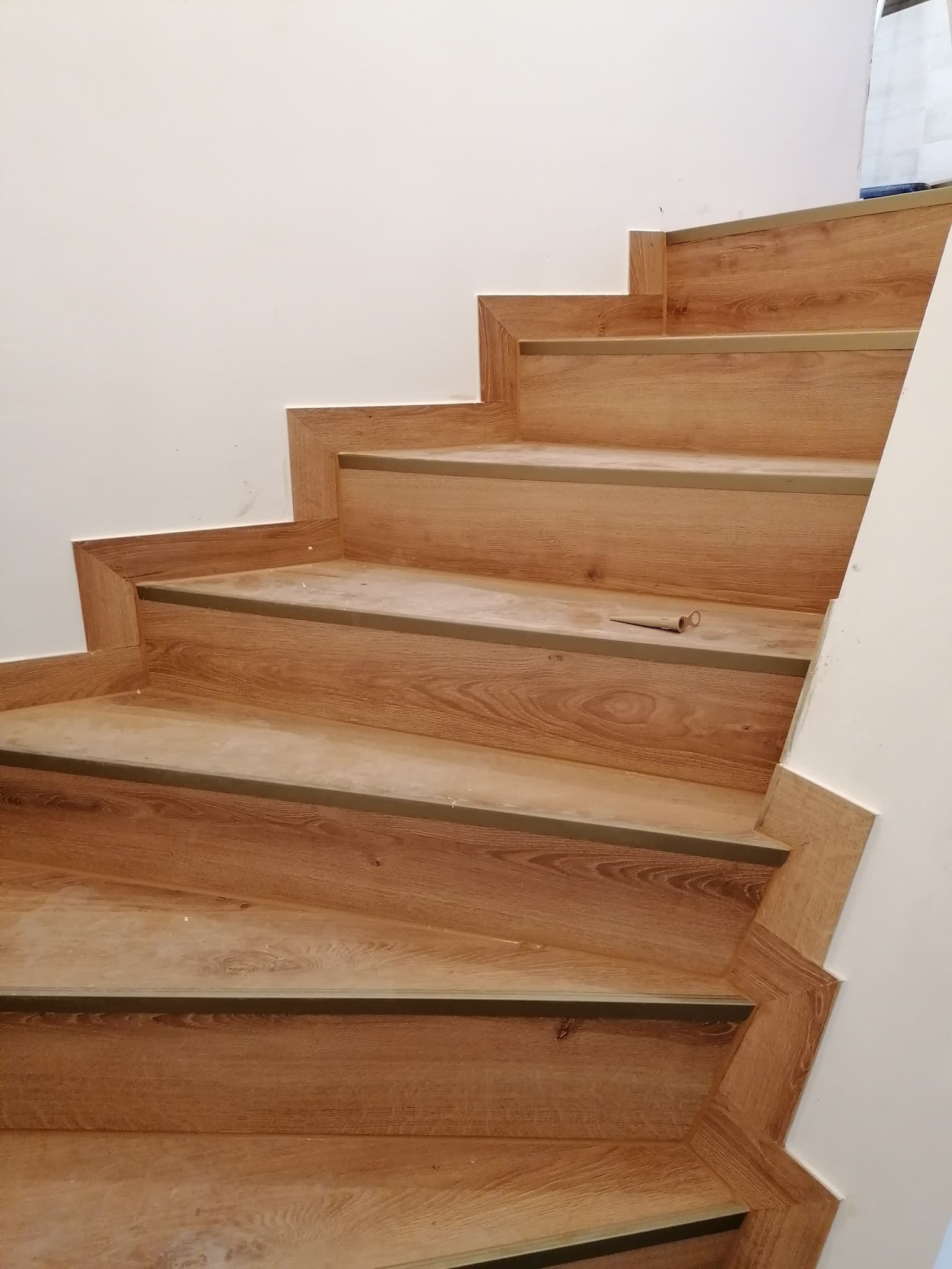 Precízen kivitelezett kültéri burkolat